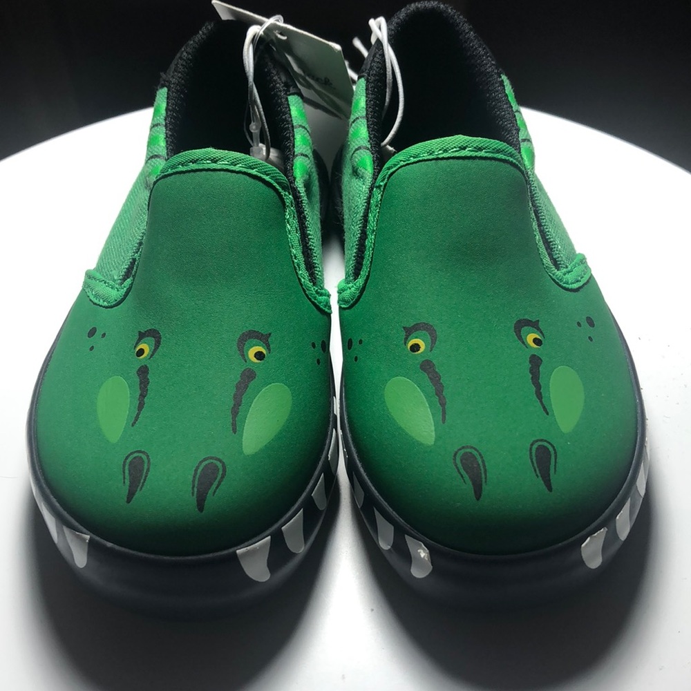 Alligator play water shoes.